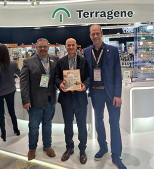 Max Catalano con el presidente de la federación mundial y Demian Berg